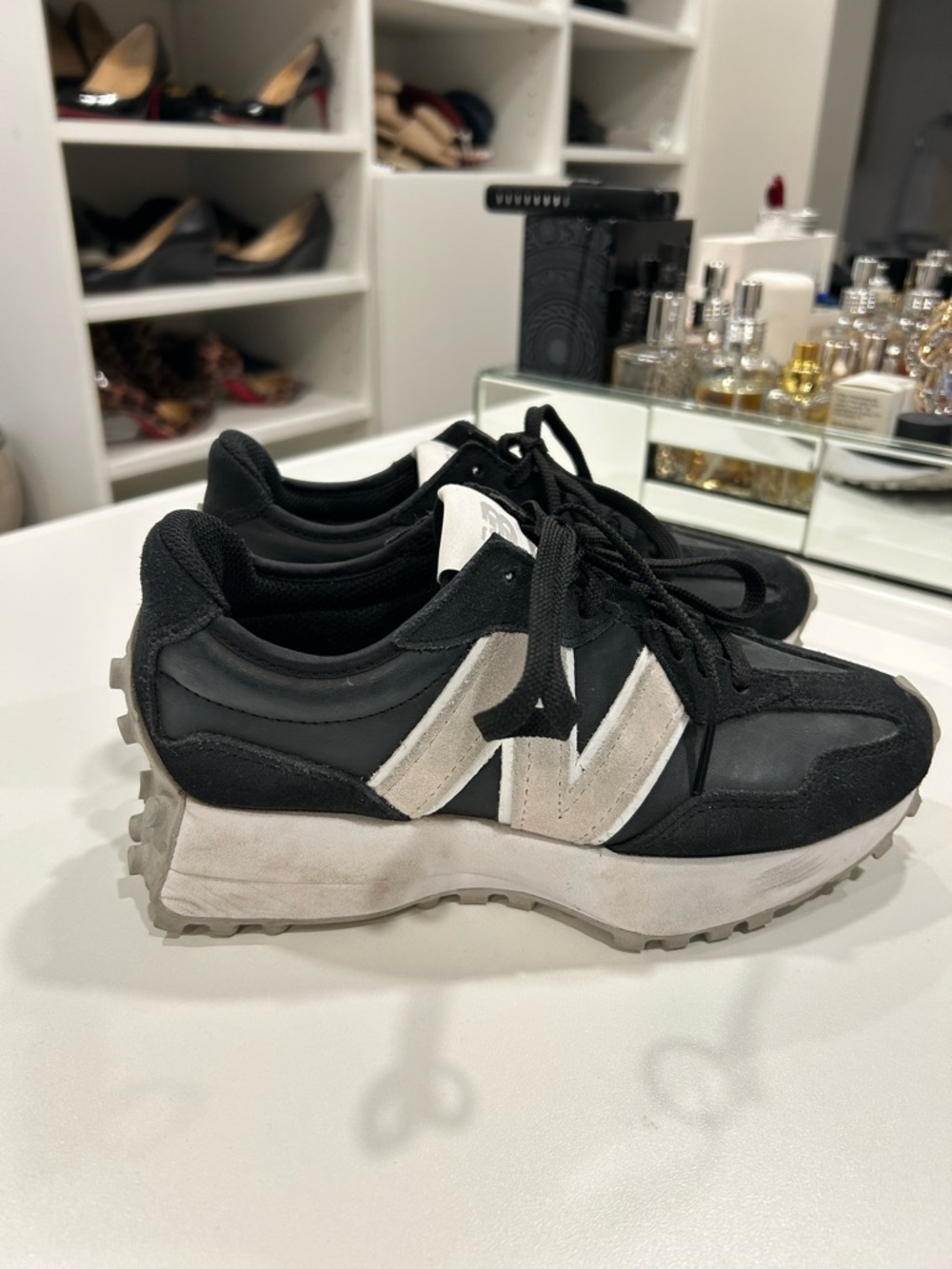 New Balance Women's Black and White 327 sz 5